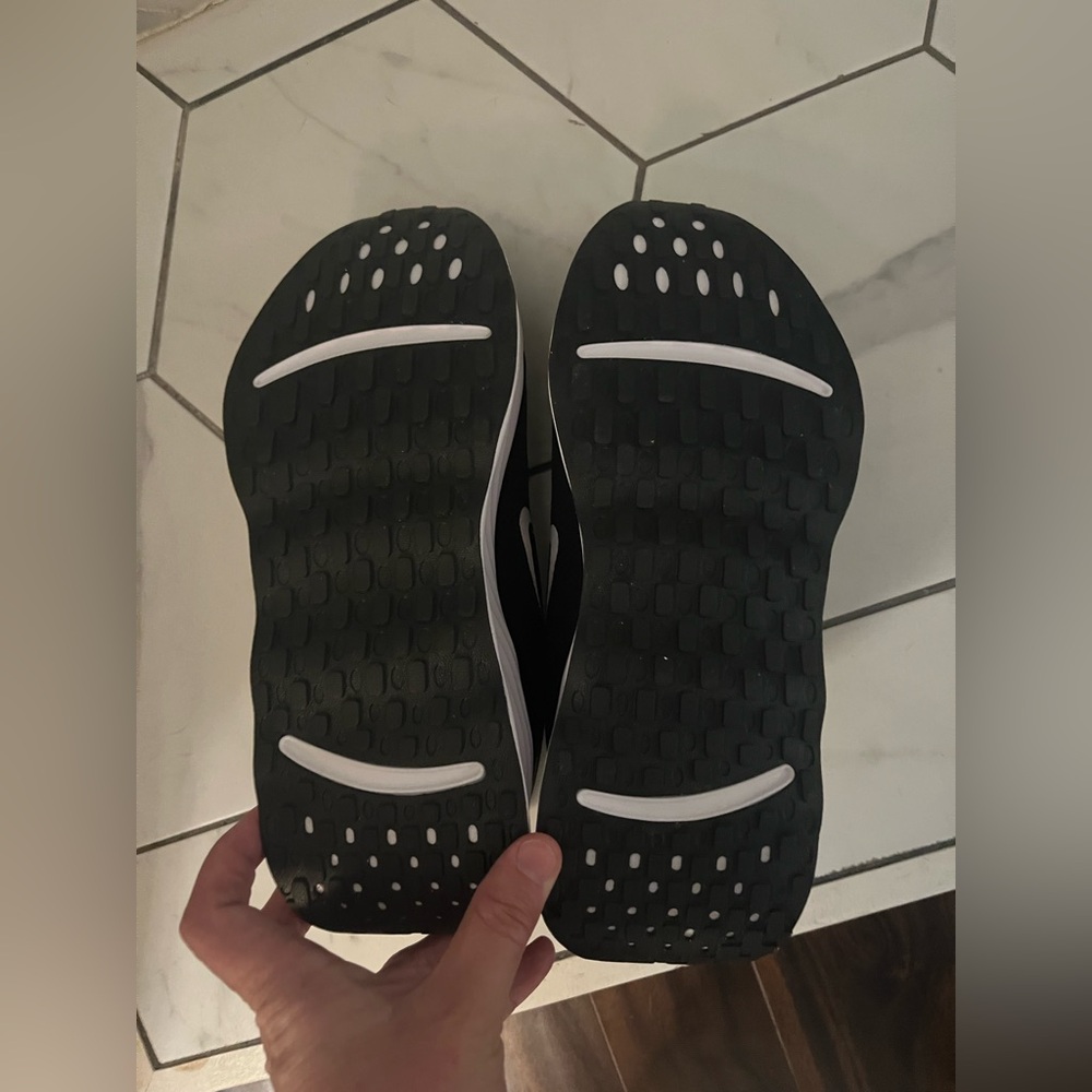 Nike Promina -Womens-extra wide. Dual-Tone Black and White Running Shoes - Picture 5 of 7